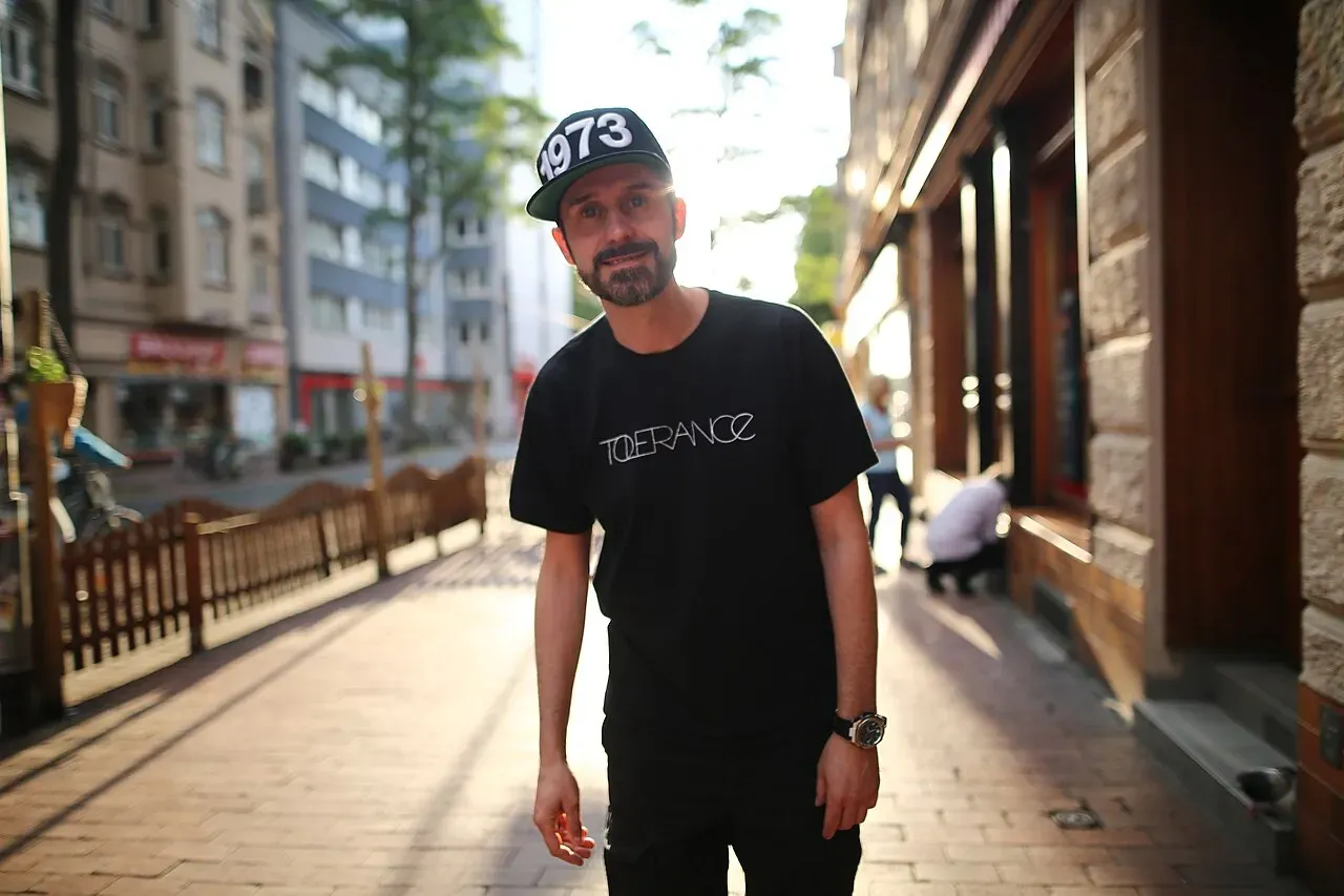 https://de.wikipedia.org/wiki/Spax_(Rapper)#/media/Datei:Spax_by_Mirko_Polo.jpg